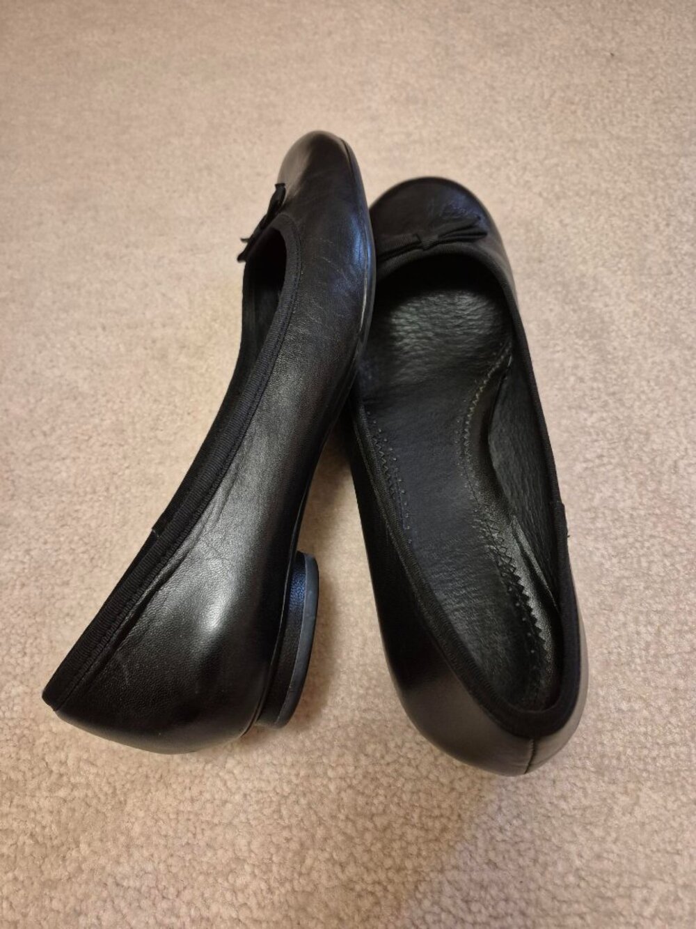 Clarks Artisan Collection Black Flats - 8.5 M